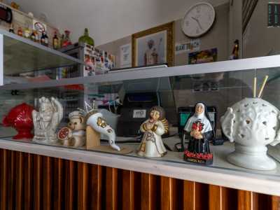 ...decine di statuette raffiguranti porta fortuna o santi decorano le pareti